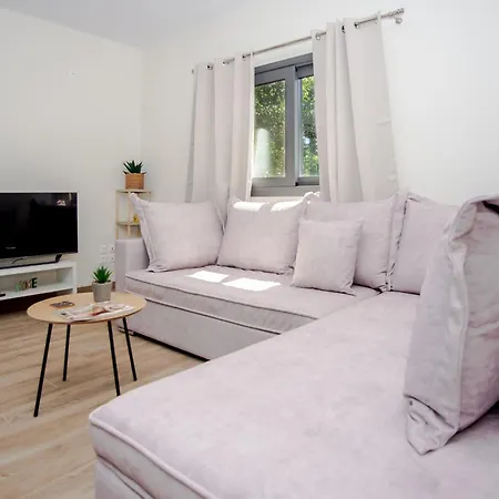 Apartament Aella *